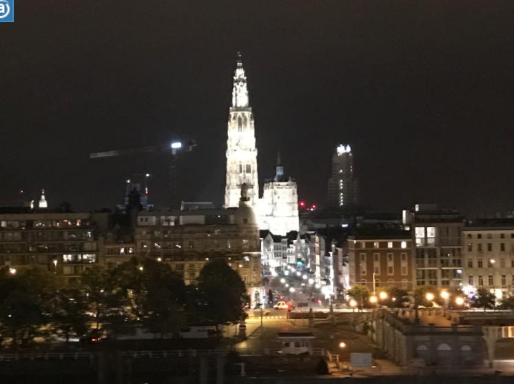ベルギーアントワープの夜のノートルダム大聖堂