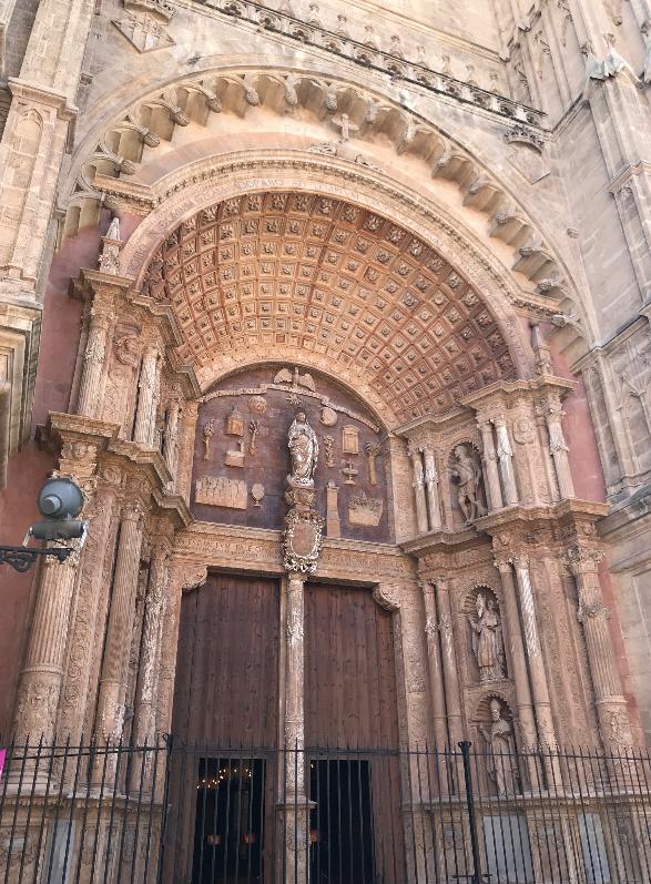 スペインマヨルカ島のパルマ大聖堂