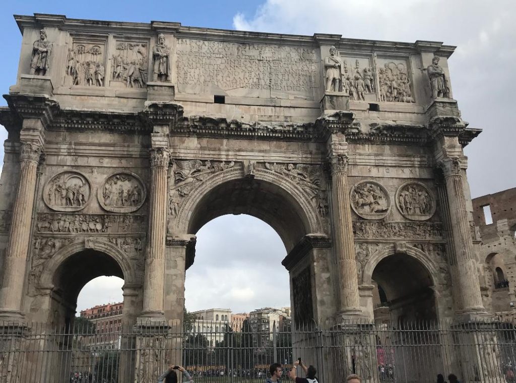 イタリア・ローマのコロッセオ隣の凱旋門