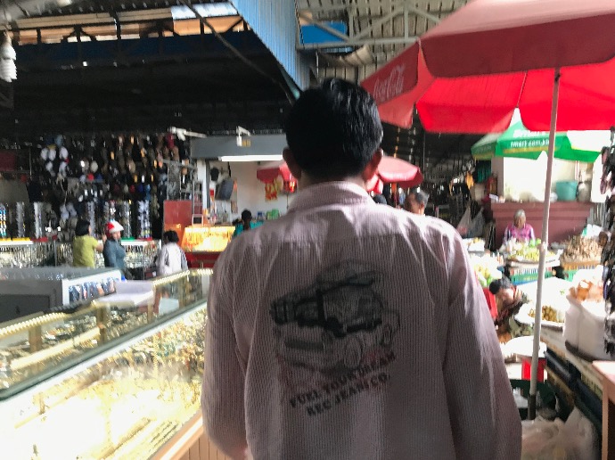 カンボジアのシアヌークビルにてガイドしてくれたシンさん
