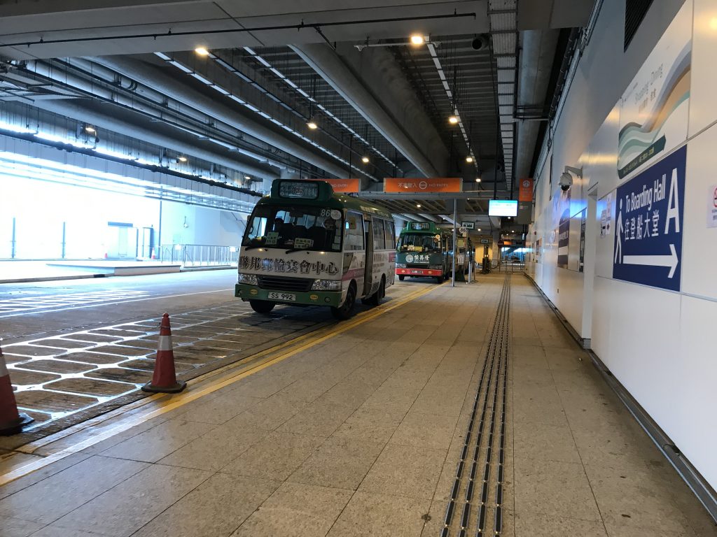 香港カイタッククルーズターミナルのミニバス