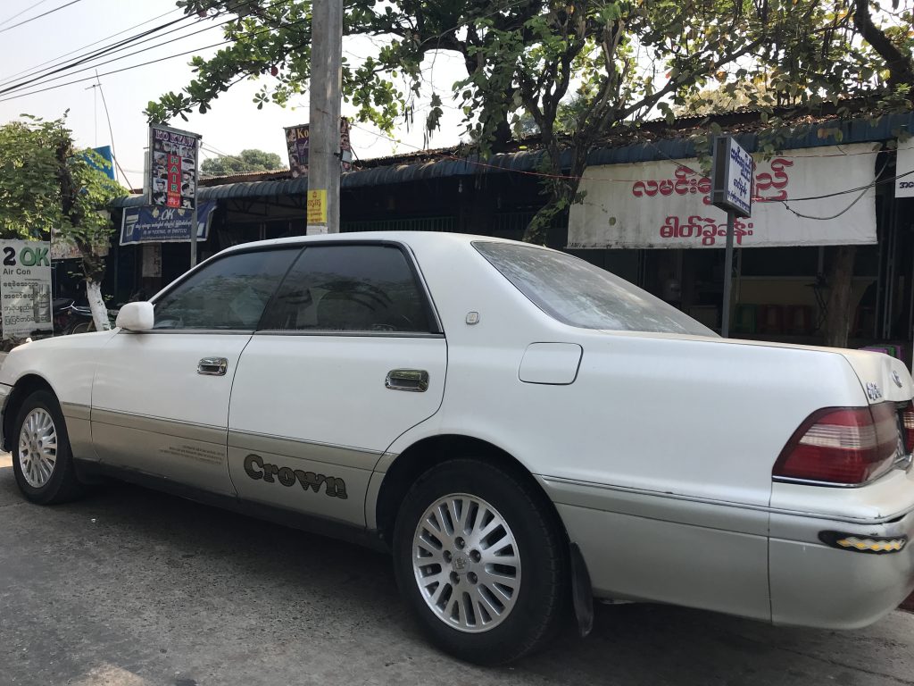 ミャンマーのヤンゴンで見つけた中古の日本車