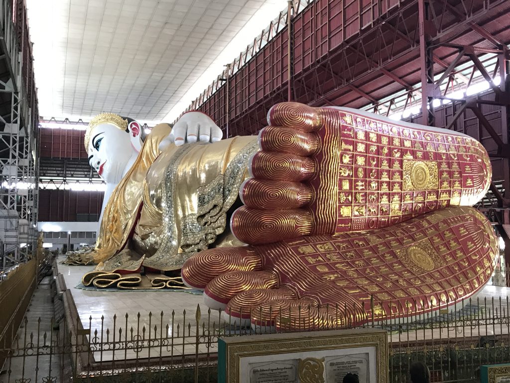 ミャンマーヤンゴンにあるチャウタッジー・パゴダの寝釈迦仏足裏