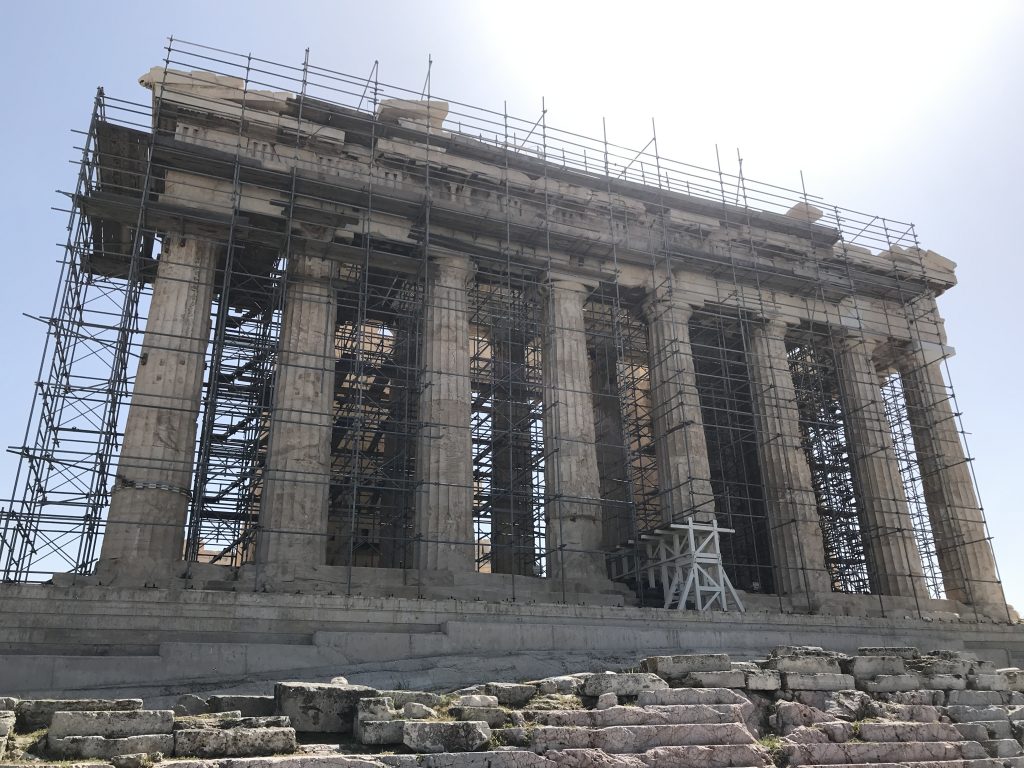 修復作業中のパルテノン神殿正面図
