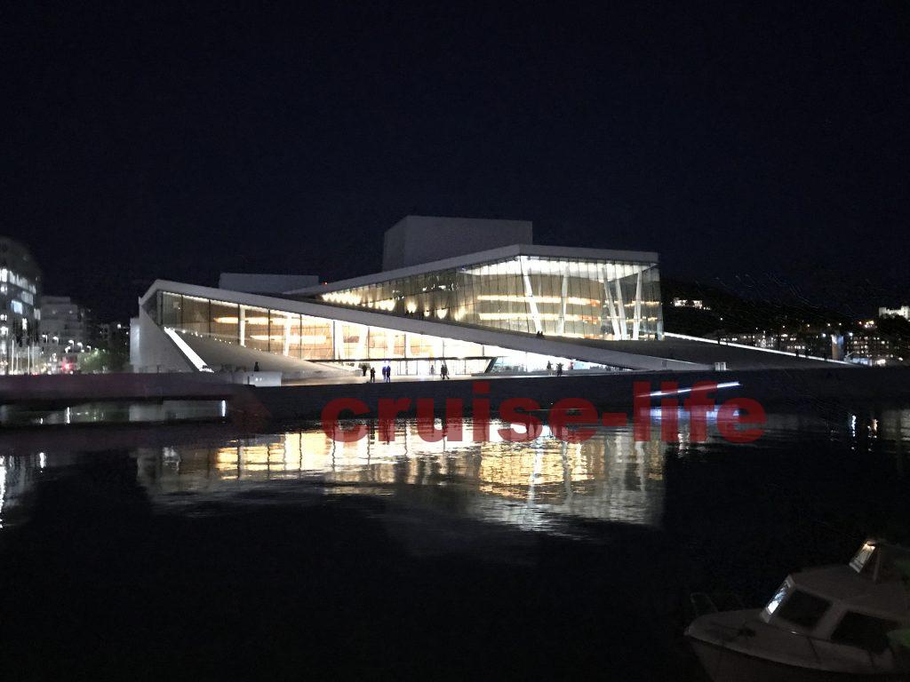 オスロのオペラハウス夜景